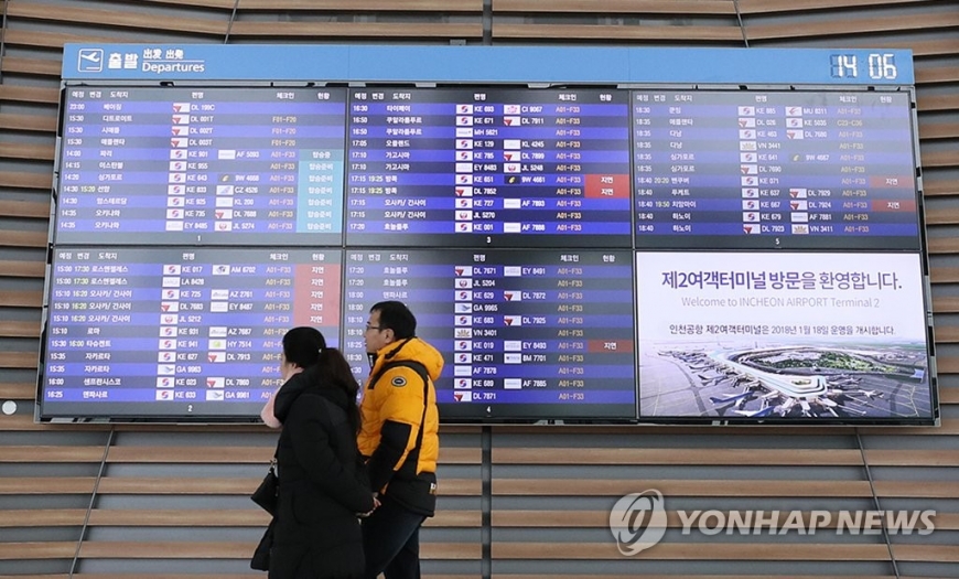 ▲ 인천공항 제2여객터미널을 찾은 시민들이 시설을 둘러보며 구경하고 있다.