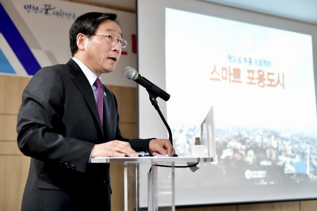 ▲ 유정복 인천시장이 시청 공감회실에서 '원도심 프로젝트'를 발표하고 있다.