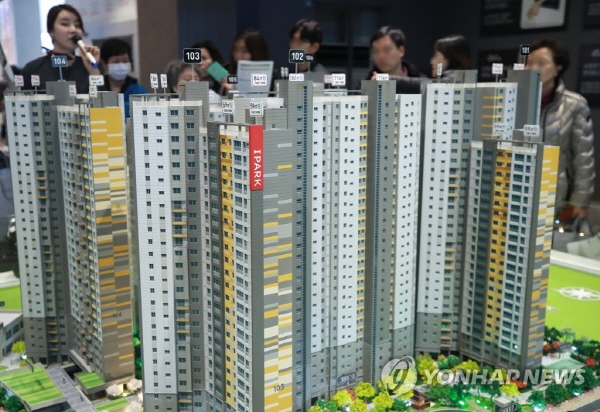 ▲ '당산 센트럴 아이파크' 견본주택 전시장을 찾은 시민들이 단지 모형을 살펴보고 있는 모습.