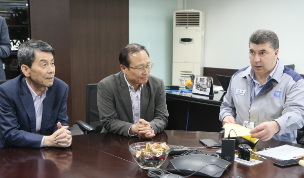 ▲ 이동걸 산업은행 회장(왼쪽 두 번째)이 한국GM 부평공장을 찾아 배리 엥글 , 카허 카젬 한국GM 사장과 협의하고 있다.