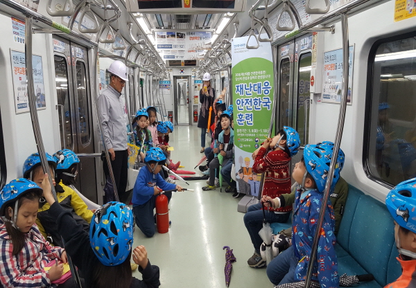 ▲ 인천교통공사는 귤현초등학교 학생들과 지하철 화재대피 체험 훈련을 실시했다.