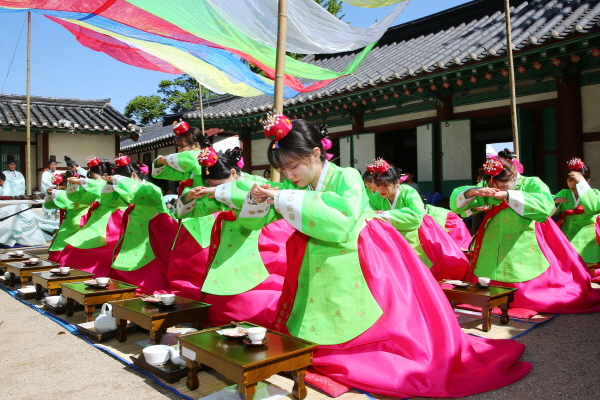 ▲ 남구는 지난 19일 인천향교에서 성년임을 축하하는 '전통 성년례’를 열고 식후 축하 행사로 사물놀이 공연을 진행했다.