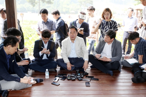 ▲ 박남춘 인천시장 당선인이 인천시 남동구 인천대공원에서 기자들과 함께하며 시정 방향에 대한 구상을 밝히고 있다.