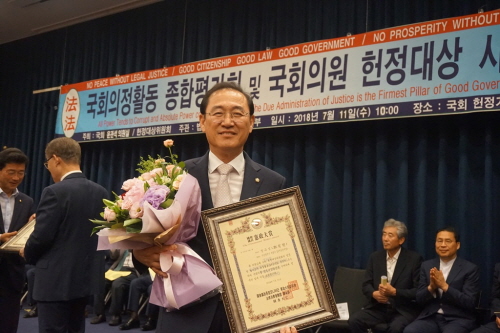 ▲ 정유섭 의원이 '헌정대상'을 수상했다.