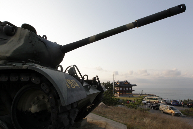 ▲ 백령도에 있는 탱크. 북한과 최접경 군사 지역임을 그대로 보여준다.