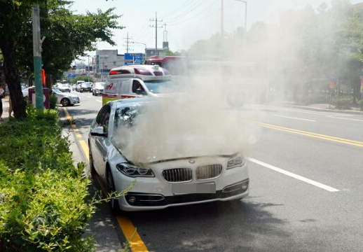 ▲ 도로에서 주행 중인 2014년식 BMW 520d 승용차 엔진룸에 불이 나 연기가 치솟고 있다.