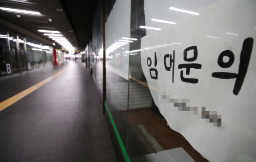 ▲ 서울 중구의 한 지하도상가 점포에 붙은 임대문의 안내문.