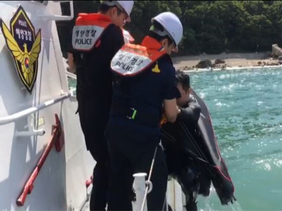 ▲ 인천 해양경찰서 구조대원들이 해상에 표류 중이던 낚시객을 구조하고 있다.