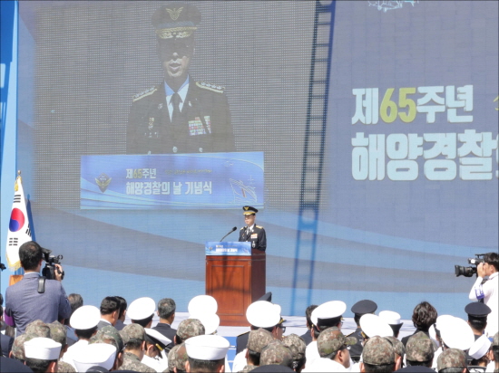 ▲ 7일 인천 연안부두 해양광장에서 열린 ‘제65주년 해양경찰의 날 기념식’에서 조현배 청장이 인사말을 하고 있다.