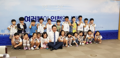 ▲ 박남춘 인천시장이 시장실을 견학온 어린이들과 기념 촬영을 했다.