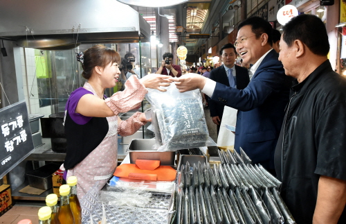▲ 박남춘 인천시장이 20일 추석을 앞두고 신기시장을 방문해 상인들을 격려하고 물품을 구매하고 있다.