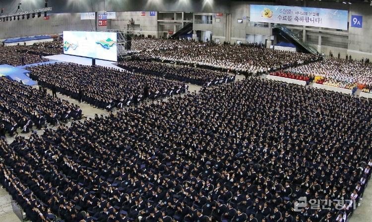 18일 경기도 고양에서 신천지 시온기독교선교센터 108기 수료식 행사가 열렸다. 사진은 참석한 5949명의 수료생들.