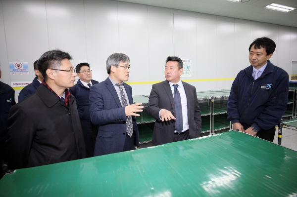 ▲ 김진용 인천경제청장(오른쪽에서 3번째)이 30일 지역 내 기업을 찾아 관계자들과 투자유치 방안 등을 논의하고 있다.