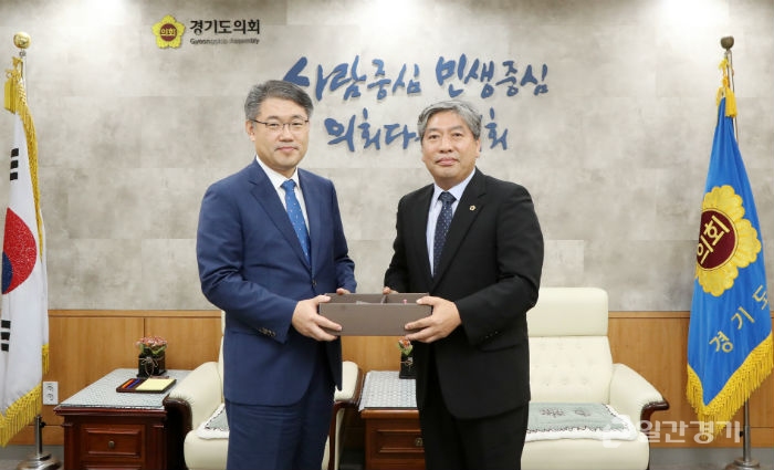 송한준 경기도의회 의장(오른쪽)과 김우현 수원고검 검사장이 접견후 기념촬영을 하고 있다.