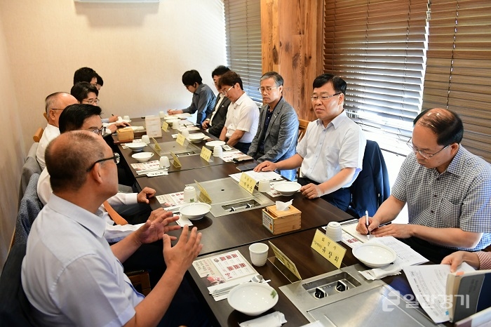 화성시는 8월 30일 오전 11시 일본 수출 규제 관련 반도체 기업인 간담회를 개최했다. 이날 자리에서는 일본 정부의 수출 규제 조치와 관련해 기업의 애로사항을 청취했다. (사진=화성시)