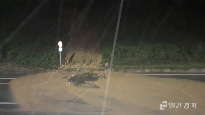 10일 오후 강화군 삼산면 석포리 도로에 토사가 빗물에 떠내려와 소방당국이 안전조치를 했다. 사진은 현장모습. (사진=인천소방본부)