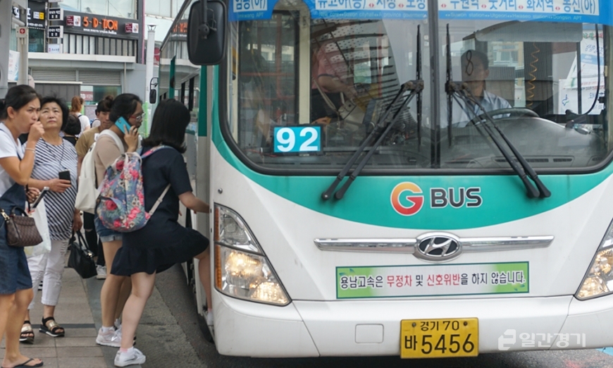 경기도가 버스 운전자의 휴게시간을 버스운송관리시스템을 통해 관리한다. 사진은 버스를 이용하고 있는 승객들의 모습 (사진=경기도)