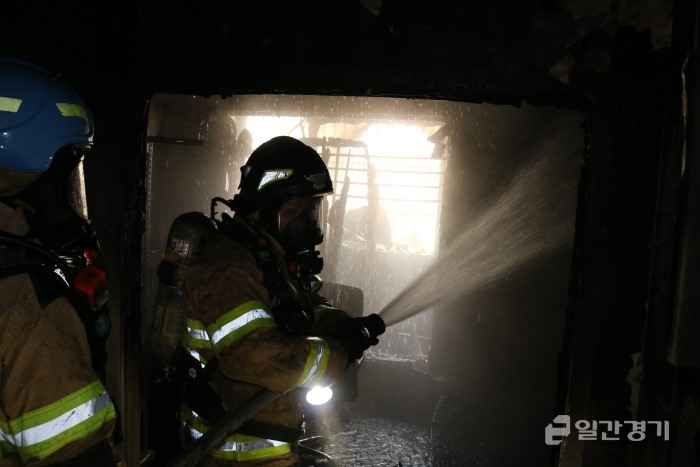 21일 낮 인천 청학동 한 빌라에서 불이 나 1명이 연기를 흡입해 병원으로 이송되고 인근 주민 10여 명이 대피했다. 사진은 화재현장 모습. (사진제공 = 인천공단소방서)