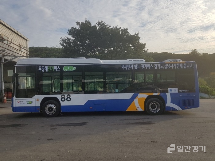 성남시가 9월 21일을 시작으로 마을버스 노선에 전기저상버스 운행을 시작했다. 사진은 전기저상버스로 운행하는 성남여객버스 88번 노선 (사진=성남시)