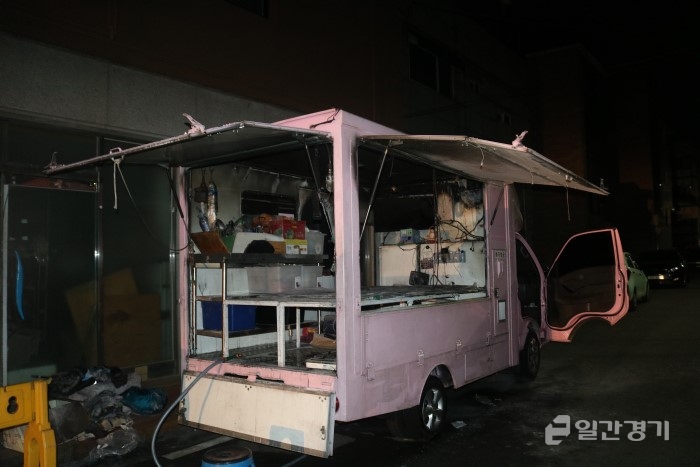 9월 22일 밤 인천시 남동구 논현동 주택가에 주차된 푸드트럭에서 불이나 소방당국이 출동해 30여 분만에 진화했다. 사진은 화재현장 모습. (사진=인천공단소방서)