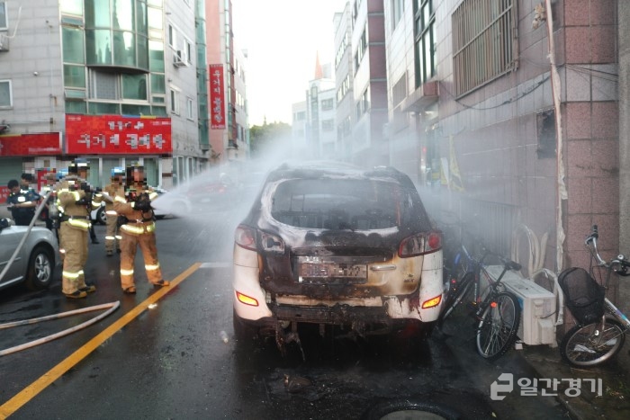 9월 23일 인천시 연수구 청학동 도로변에 주차되어있된 싼타페 SUV차량에서 불이 나 소방당국이 출동해 10여 분만에 진화했다. 사진은 화재현장 모습. (사진=인천공단소방서)