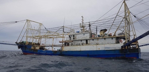 9월 21일 인천시 소청도 인근 해상에서 불법조업을 위해 탐색활동을 벌이던 대형 중국어선이 나포됐다. 나포된 중국어선. (사진=중부지방해양경찰청)