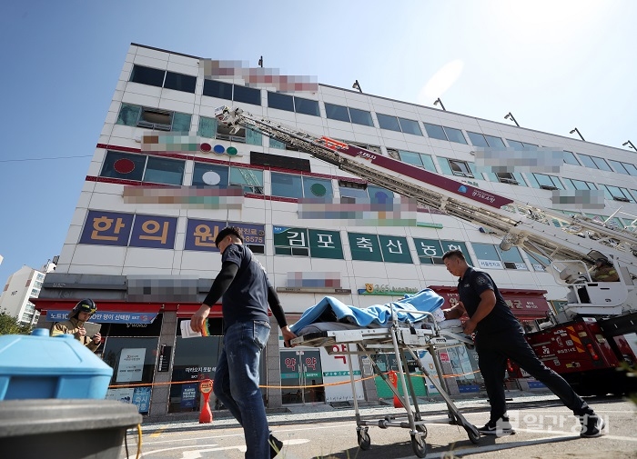 9월 24일 김포시 풍무동 한 요양병원에서 불이 났다. 이 불로 2명이 숨지고 47명이 부상했다. (사진=연합뉴스)