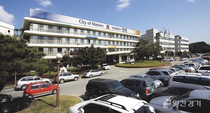 안성시는 18일 독립유공자로 26명에게 포상했다고 밝혔다. 이로써 안성의 독립유공자가 1962년 첫 포상된 이래 지난 17일 제80회 순국선열의 날을 맞아 서훈된 독립유공자까지 총 237명이 정부로부터 인정을 받았다. (사진=안성시)