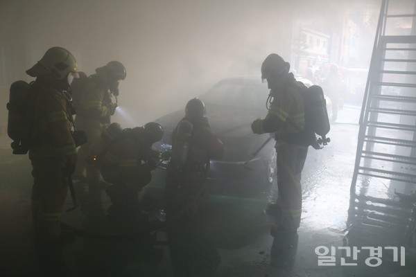 11월25일 인천공단소방서에 따르면 전날 오전 8시20분께 인천시 남동구 고잔동 한 공장 인근에 주차돼 있던 에쿠스 차량에서 불이났다. 이 불로 인명피해는 없었지만, 에쿠스 차량 엔진룸이 불에 타고, 건물 내부 50㎡가 그을렸다. (사진=인천공단소방서)