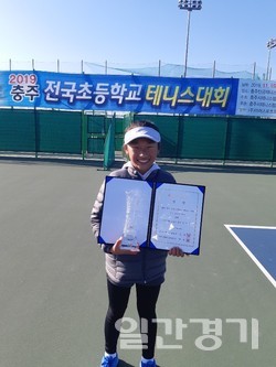 충주 전국 초등학교 테니스대회 여자 10세부 단식 우승을 차지한 송산초교 오지윤 학생. (사진=의정부시)