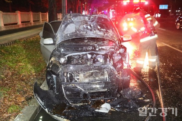 12월1일 새벽 4시40분께 인천시 연구수 동춘동 한 도로에서 달리던 모닝 승용차와 쏘나타 택시 차량이 추돌하는 사고가 발생했다. 사진은 사고현장 모습. (사진=인천공단소방서)
