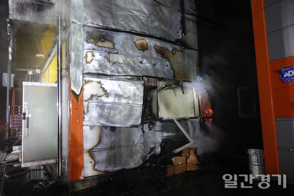 12월7일 오전 3시51분께 인천시 서구 가좌동 한 식품유통업체에서 불이 났다. 이 불로 인명피해는 없었지만, 공장외벽과 내부, 집기류 등이 불에 타거나 그을려 3700여 만원(소방서 추산)의 재산피해가 발생했다. (사진=인천서부소방서)