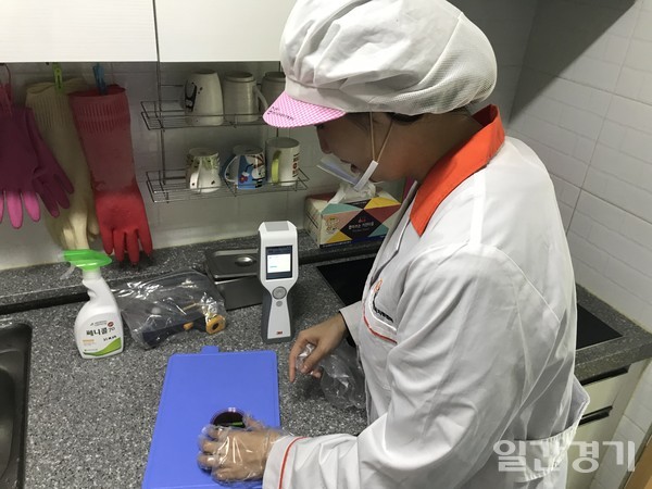 양주시 어린이급식관리지원센터는 식중독 예방을 위해 지난 1월부터 추진해온 ‘위생급식수사대’ 사업을 완료했다고 밝혔다. (사진=양주시)