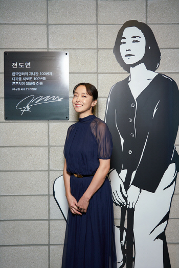 지난 11일 CGV강변에서 '한국 영화인 헌정 프로젝트'의 일환으로 열린 CGV아트하우스 '전도연관' 개관 행사에서 배우 전도연이 포즈를 취하고 있다. (사진=연합뉴스)
