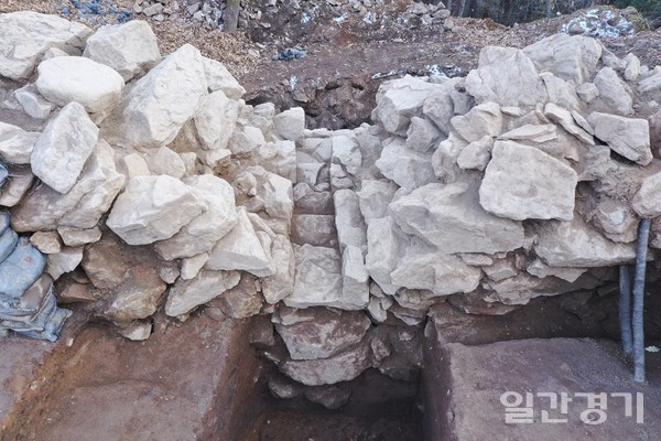 용인 할미산성에서 삼국시대 축조한 원시적 형태의 수구를 확인했다. 사진은 할미산성 수구 현황 (사진=용인시)