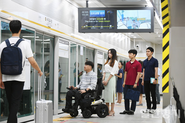 김포 시민들의 최대 숙원이었던 도시철도 김포골드라인이 지난 9월28일 개통했다. 김포시민은 올해의 성과로 '김포골드라인 개통'을 들었다. (사진=김포도시공사)