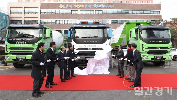 인천 서구는 12월26일 친환경 연료인 LNG를 사용하는 국내 최초의 미세먼지 없는 LNG 청소차(노면청소차량 2대, 암롤차량 1대) 인도식을 진행했다고 밝혔다. (사진=인천 서구)