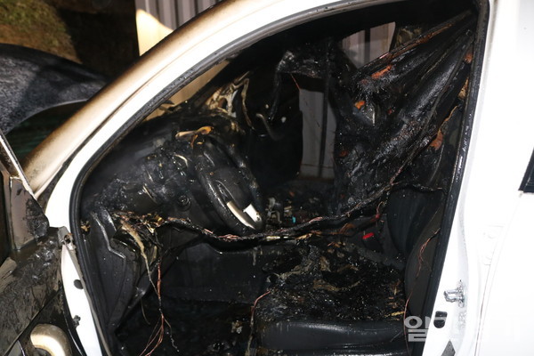 12월27일 인천남동소방서에 따르면 전날 오후 6시 52분께 인천시 남동구 논현동 소래포구사거리 인근 도로에서 신호대기 중이던 쏘렌토 차량에서 불이나 소방당국이 출동해 10여 분만에 진화했다. 이 불로 인명피해는 없었지만, 쏘렌토 차량 엔진룸이 불에 타 380여 만원(소방서 추산)의 재산피해가 발생했다. (사진=공단소방서)