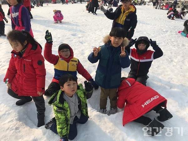 안성시가 겨울 여행지로 각광을 받고 있다. 사진은 안성맞춤랜드 사계절썰매장에서 신나게 놀고 있는 어린이들. (사진=안성시)