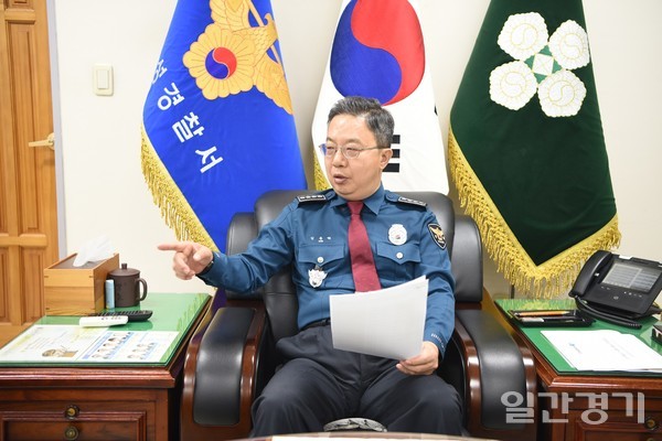 안성경찰서의 수장이 된 지 200여 일 만에 마주한 김동락 안성경찰서장. 강직하고 친화력이 있는 첫 인상이 눈길을 끈다. (사진=정휘영 기자)