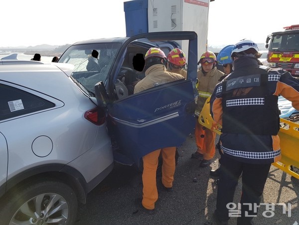 김포소방서에 따르면 12일 오후 1시 10분께 김포시 고촌읍 김포대교 일산 방면 도로에서 승용차 2대와 1톤 트럭 1대가 잇따라 추돌해 1명이 다쳐 인근 병원으로 이송했다고 밝혔다. (사진=김포소방서)