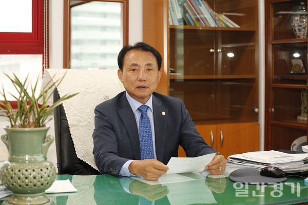 윤환 인천 계양구의회 의장이 본지기자와의 인터뷰에서 올해 구의회 계획에 대해 말하고 있다. (사진=인천 계양구의회)