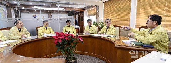 28일 열린 인천시교육청의 월간공감회의에서 참석자들이 신종 코로나바이러스 확산 방지 대책에 대해 논의하고 있다. (사진=인천시교육청)