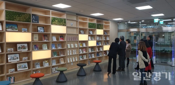수원시는 선경도서관 새 단장을 마치고 21일부터 정상 운영을 시작했다. (사진=수원시)