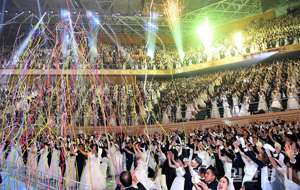 가평에 위치한 평화월드센터에서 열린 '천주축복식'에서 6천쌍의 미혼 신랑신부가 짝을 맺고 행사를 즐기고 있다. (사진=가정연합)