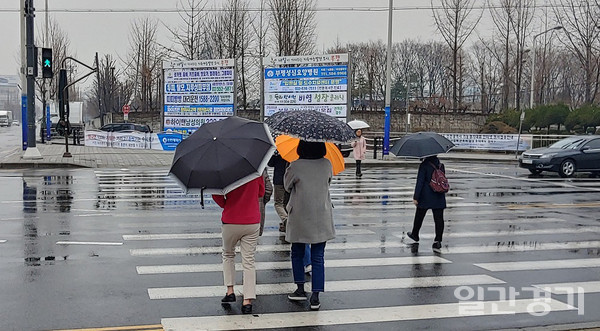 봄을 재촉하는 비가 내리는 2월12일 인천시 부평구 부평대로 인근에서 우산을 쓴 시민들이 횡단보도를 건너고 있다. 올 겨울은 포근한 날씨가 계속 이어지면서 지난달 12월부터 이달 10일까지 인천의 적설량은 0을 기록했다. (사진=김동현 기자)