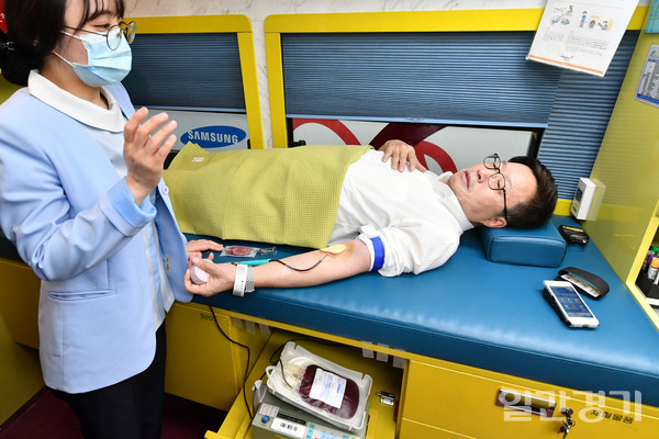 수원시가 코로나19 여파로 급감하는 헌혈을 독려하고, 혈액 수급에 어려움을 겪는 대한적십자사를 지원하기 위해 ‘사랑의 헌혈 운동’을 시작했다. (사진=수원시)