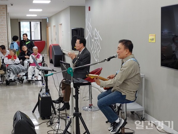 동두천시 실버팝오케스트라는 16일 서울요양병원을 찾아 연주를 통해 환자들을 위문했다. (사진=동두천시)