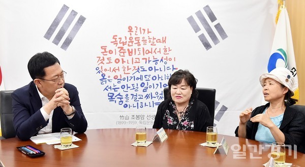 박남춘 인천시장이 사회복지시설 종사자 처우개선 간담회에서 종사자들과 소통하고 있다. (사진=인천시)