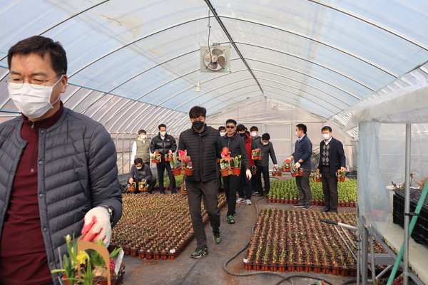 농협이념중앙교육원은 지난 2일 신종 코로나19 확산으로 어려움을 겪고 있는 지역 화훼농가를 돕기 위해 꽃 사주기 운동에 나섰다. (사진=농협이념중앙교육원)